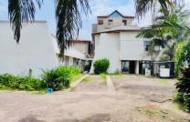 Villa mis en location à GOMBE composées: 12 CHAMBRES 3 Grand salons 8 salle Des bains 2 depots Parking disponible au delà de 8 voitures 2 Grand cuisine Référence :Castelo mediacongo