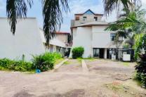 Villa mis en location à GOMBE composées:  12 CHAMBRES   3 Grand salons 8 salle Des bains 2 depots  Parking disponible au delà de 8 voitures   2 Grand cuisine   Référence :Castelo immobilier_vente_location