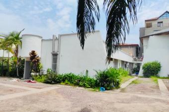 Villa mis en location  GOMBE composes  12 CHAMBRES   3 Grand salons 8 salle Des bains 2 depots  Parking disponible au del de 8 voitures   2 Grand cuisine   Rfrence Castelo