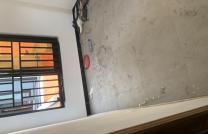 Un immeuble met en location ses 3 niveaux . Composition: 1er :Salon , salle à manger,cuisine , toilette ,balcon 2ème : 2chambres, salle de bain , dépôt mediacongo