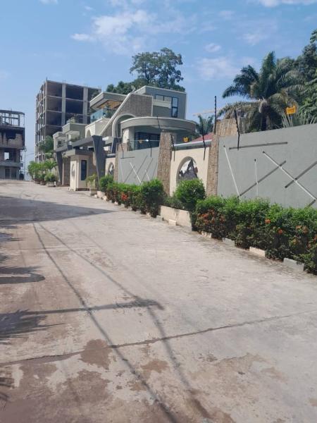 Villa mise  vente  Avenue kalemie   4 chambres  4 salle bain  toilettes visiteur   cuisine magasin  jardin annexe  piscine garage  prix 6.000.000  discuter GOMBE ZONE A