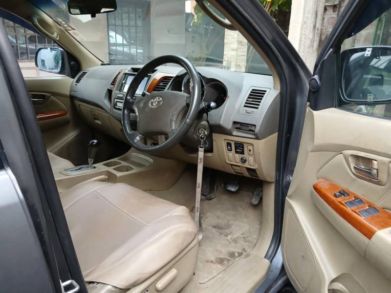 Jeep Toyota Fortuner volant Droite avec plaque AP05   8500 dernire prix 