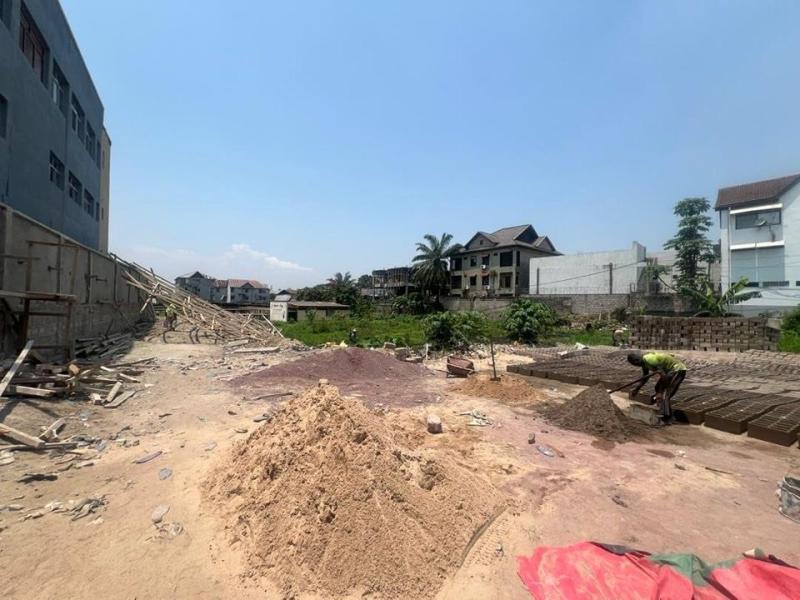 OPPORTUNITES A SAISIR  PLUSIEURS TERAINS A VENDRE BANDAL SUR  PRINCE KASAVUBU  REF ARRET TSHIBANGU  SUPERFICIE 2 HECTARES  COMPOSITION PLUSIEURS TERRAINS DE 10M20M SOIT 200M 