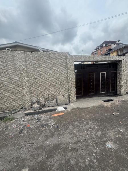 4 Maison basse mises en location dans la commune de lingwala non loin de Macadame mushie trs bon emplacement Av boende  3 maison de  2grd chambre salon cuisine quipe 