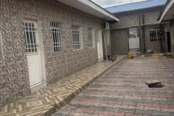 4 Maison basse mises en location dans la commune de lingwala non loin de Macadame mushie trs bon emplacement Av boende  3 maison de  2grd chambre salon cuisine quipe 