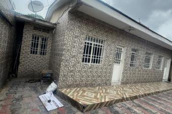 4 Maison basse mises en location dans la commune de lingwala non loin de Macadame mushie trs bon emplacement Av boende  3 maison de  2grd chambre salon cuisine quipe 
