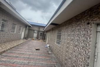4 Maison basse mises en location dans la commune de lingwala non loin de Macadame mushie trs bon emplacement Av boende  3 maison de  2grd chambre salon cuisine quipe 