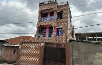 Parcelle en vente avec un bâtiment de trois étages dans la Commune de Kinshasa  mediacongo