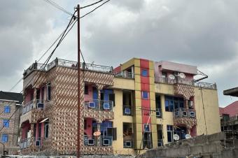 Parcelle en vente avec un btiment de trois tages dans la Commune de Kinshasa 