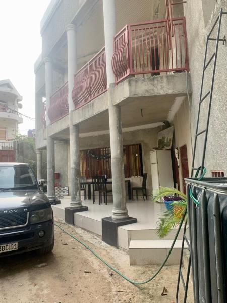 Vente parcelle Contiennent une maison en tage avec fondation de 2 niveau R2  NGALIEMAMTO 