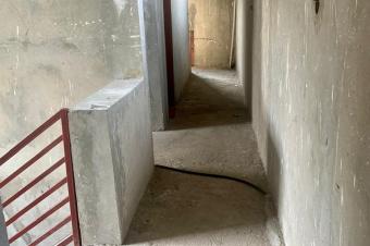 Vente parcelle Contiennent une maison en tage avec fondation de 2 niveau R2  NGALIEMAMTO 