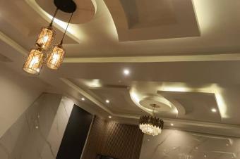 Toute la parcelle mise en location  dans la commune de lingwala  rfrence kalembe lembe mushi une belle maison basse nouvellement construite de 3 grande chambres salon