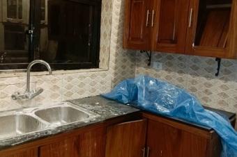 Toute la parcelle mise en location  dans la commune de lingwala  rfrence kalembe lembe mushi une belle maison basse nouvellement construite de 3 grande chambres salon
