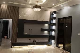 Toute la parcelle mise en location  dans la commune de lingwala  rfrence kalembe lembe mushi une belle maison basse nouvellement construite de 3 grande chambres salon