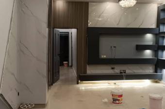 Toute la parcelle mise en location  dans la commune de lingwala  rfrence kalembe lembe mushi une belle maison basse nouvellement construite de 3 grande chambres salon