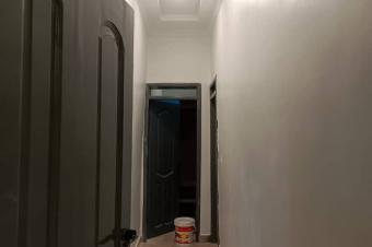 Toute la parcelle mise en location  dans la commune de lingwala  rfrence kalembe lembe mushi une belle maison basse nouvellement construite de 3 grande chambres salon