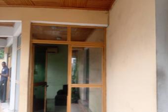  Vente  Lemba  terminus avec une grande maison  lintrieur   Dimension  8 sur 16  Prix 90.000  discuter   Rf Rond point terminus.