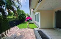 Louez cette belle villa de plain-pied avec 3CH, nichée dans un cadre exceptionnel : piscine, jardin, espace de jeux pour enfants, à 2 min de la Gombe. mediacongo