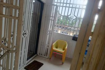 Vente parcelle avec un btiment de deux tages R2 contient 5 Appartements plus une grande terrasse  NGALIEMA Okapi ltrier 