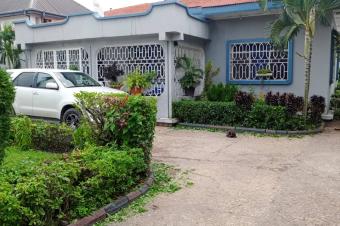 Parcelle  vendre  15m30m Avec une grande maison basse de 4chambre 3 salle de bain cuisine vaste magasin grand salon vaste   350.000  dbattre   Ngaliema brikin rf alimentation 