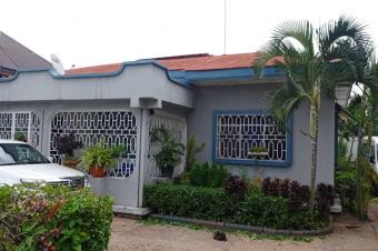 Parcelle  vendre  15m30m Avec une grande maison basse de 4chambre 3 salle de bain cuisine vaste magasin grand salon vaste   350.000  dbattre   Ngaliema brikin rf alimentation 