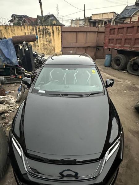 TOYOTA HARRIER NOUVEAU  Couleur dorigine partout  Plaque actuelle Sudkivu Bote automatique essence  Climatisation impeccable  Intrieur cuir trs confortable  Le vhicule est en