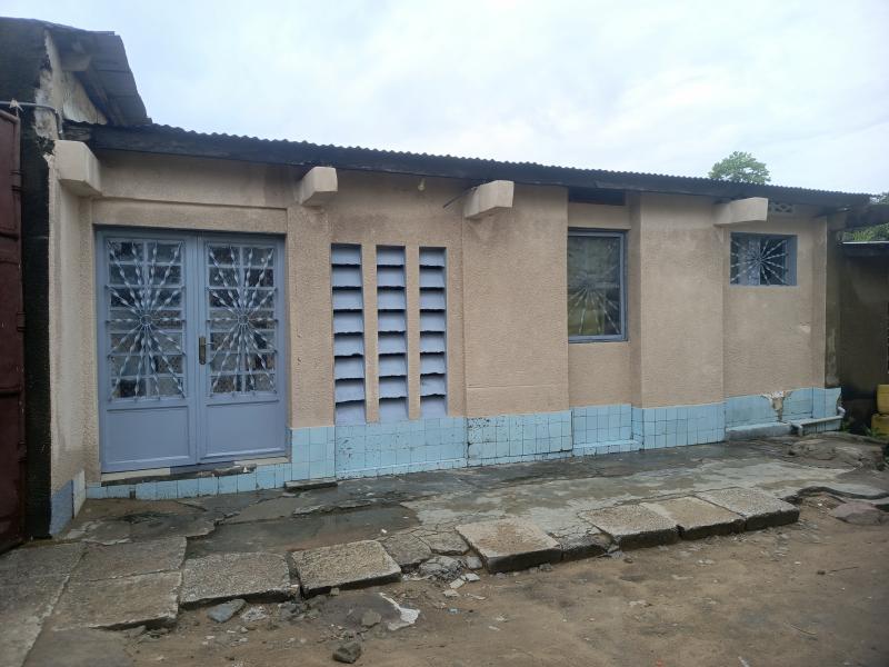 Parcelle  vendre avec une maison habitable  Mont Ngafula 