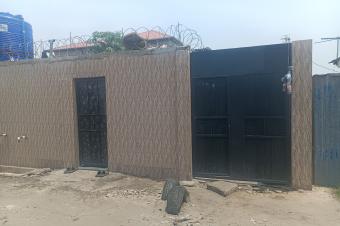 MT SERVICES SARL met  votre disposition la vente de cette jolie parcelle  avec 2 portes QLuyeye Direction Dalle CBumbu. Dimension 918M. Prix 40.000  discuter.  vous.