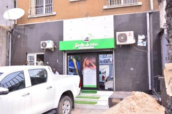 GS13IMMO SARL met  votre disposition la vente de cet immeuble R2 CGombe zone A. Rf Immeuble C.T.C. Dimension  825M. Prix initial de vente 1.500.000  discuter.  vous.