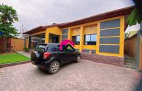 Achetez cette belle villa habitable de 16m sur 20m avec maison de plain-pied de 3CHS. Située à Mont-Ngafula, réf: Arrêt Pharmacie, avant route Mzee Laurent Désiré KABILA. mediacongo