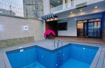 Louez cette luxueuse villa en triplex qui offre un cadre de vie agréable avec 4 CHS autonomes, nichée aux alentours du rond-point Safricas et de l'École Internationale JEWELS. mediacongo