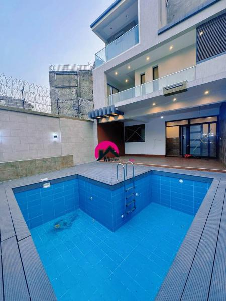 Louez cette luxueuse villa en triplex qui offre un cadre de vie agrable avec 4 CHS autonomes niche aux alentours du rondpoint Safricas et de lcole Internationale JEWELS.