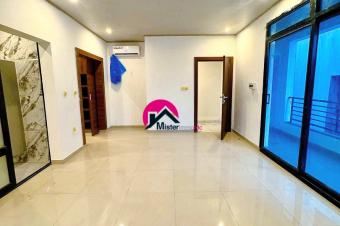 Louez cette luxueuse villa en triplex qui offre un cadre de vie agrable avec 4 CHS autonomes niche aux alentours du rondpoint Safricas et de lcole Internationale JEWELS.