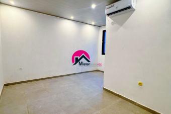 Louez cette luxueuse villa en triplex qui offre un cadre de vie agrable avec 4 CHS autonomes niche aux alentours du rondpoint Safricas et de lcole Internationale JEWELS.