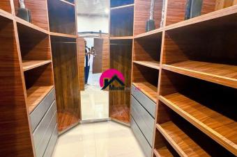 Louez cette luxueuse villa en triplex qui offre un cadre de vie agrable avec 4 CHS autonomes niche aux alentours du rondpoint Safricas et de lcole Internationale JEWELS.