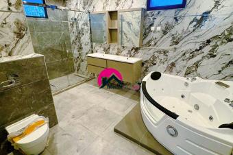 Louez cette luxueuse villa en triplex qui offre un cadre de vie agrable avec 4 CHS autonomes niche aux alentours du rondpoint Safricas et de lcole Internationale JEWELS.