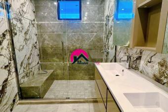 Louez cette luxueuse villa en triplex qui offre un cadre de vie agrable avec 4 CHS autonomes niche aux alentours du rondpoint Safricas et de lcole Internationale JEWELS.