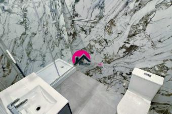 Louez cette luxueuse villa en triplex qui offre un cadre de vie agrable avec 4 CHS autonomes niche aux alentours du rondpoint Safricas et de lcole Internationale JEWELS.