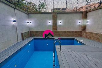Louez cette luxueuse villa en triplex qui offre un cadre de vie agrable avec 4 CHS autonomes niche aux alentours du rondpoint Safricas et de lcole Internationale JEWELS.