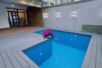 Louez cette luxueuse villa en triplex qui offre un cadre de vie agrable avec 4 CHS autonomes niche aux alentours du rondpoint Safricas et de lcole Internationale JEWELS.