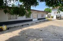 Parcelle de 13msur17 à vendre à UPN contenant une maison de 2 ch salon cuisine salle de bain 80000 dollars dernier prix mediacongo
