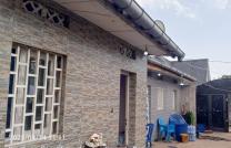 Parcelle à vendre avec 5 portes de locataires à Nsele/efobank tout proche du boulevard lumumba mediacongo