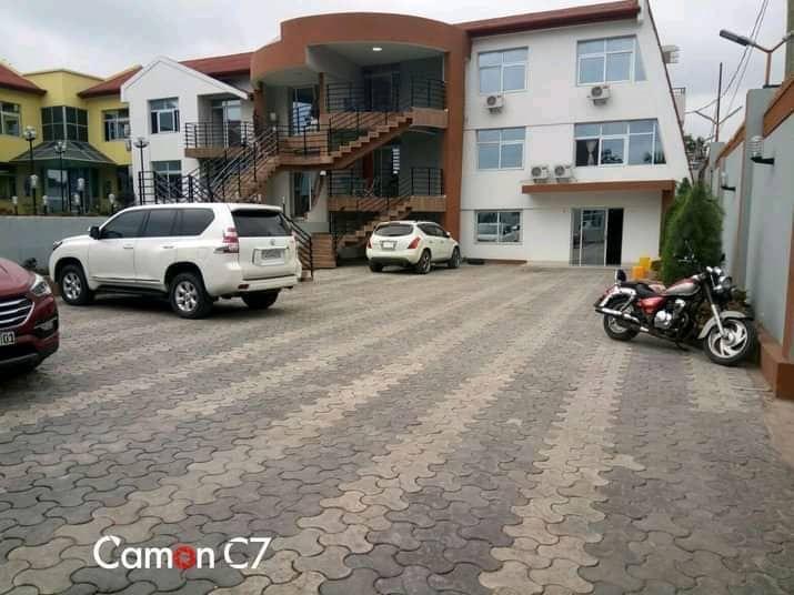 Immeuble en VENTE nouvellement construit avec 10 appartements trs luxueux dans la commune de Ngaliema Macampagne   Rf htel safribat    Dimensions 34M 40M