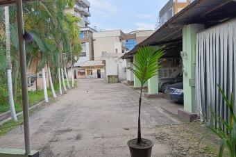 GS13IMMO SARL met  votre disposition la vente de toute cette vaste parcelle CGombe Rf  Ministre de la Dfense. Surface 2.300Mtres carrs. Prix 3.500.000  discuter.