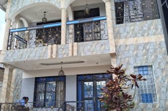 Parcelle inclus dun btiment de R2  Mont Ngafula 