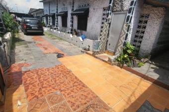  Vente parcelle avec des maisons habitable  LIMETE Forgeron  quartier des bourgeois calme et scuris  Dimension   1540   Revenues mensuelles  1.100  Prix  130.000 