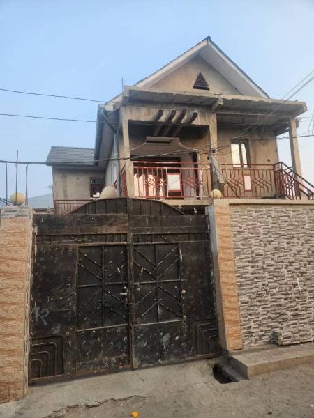 Besoin dargent pour une urgence on met  votre disposition une parcelle en vente avec maison dun tage  Limete 17 me rue poids lourd 