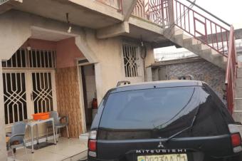 Besoin dargent pour une urgence on met  votre disposition une parcelle en vente avec maison dun tage  Limete 17 me rue poids lourd 