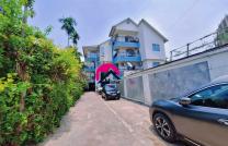 Louez ce magnifique appartement de 3CHS, à usage professionnel ou habitation. Niché à Gombe, réf: Rond-point Safricas, sur une rue bétonnée. mediacongo