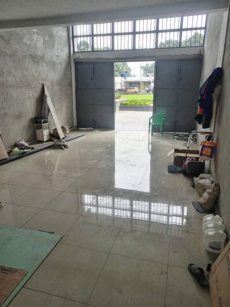  LOCAUX COMMERCIAUX  LOUER  GOMBE   Rf  Prince de Lige chausse   Toilettes HF disponibles    75 m  2000   60 m  1700    